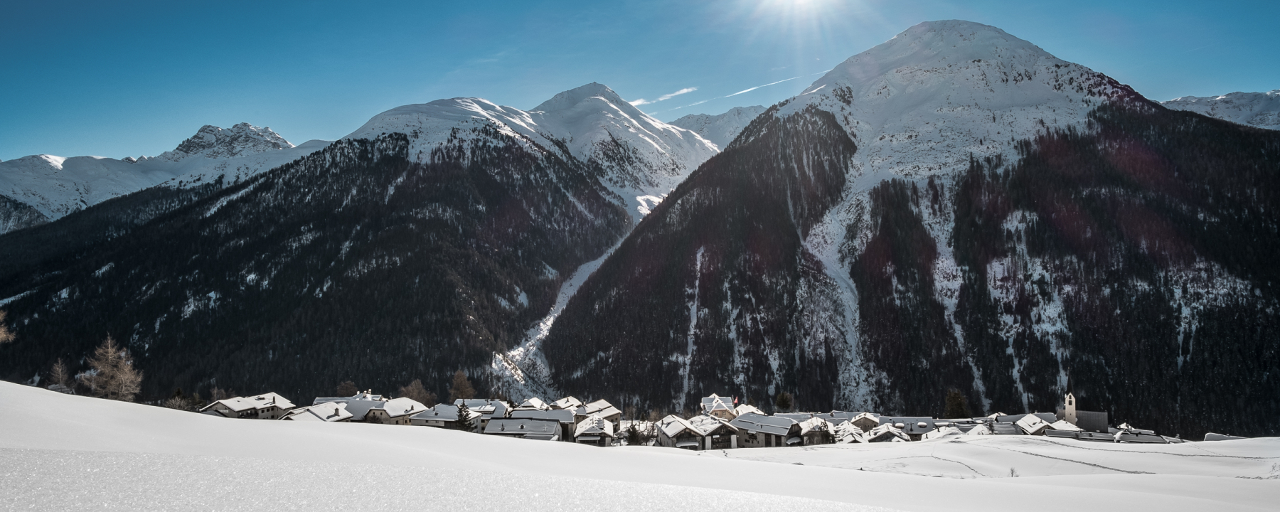 Blick nach Guarda, im Hintergrund das Val Nuna