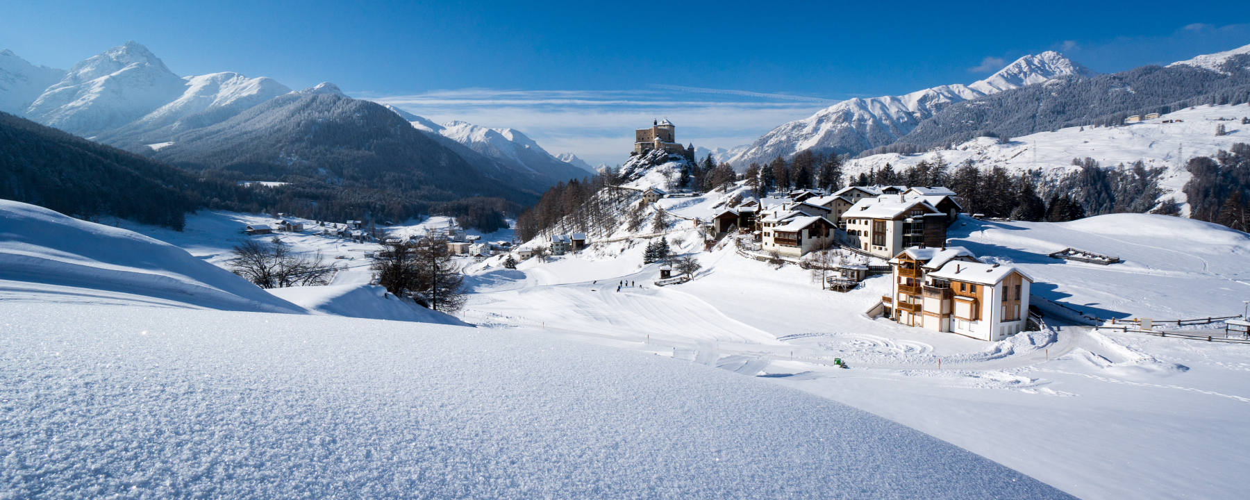 Tarasp mit Schlosskulisse im Unterengadin