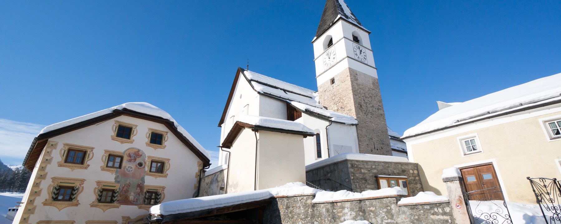 Dreifaltigkeitskirche in Tarasp Fontana.