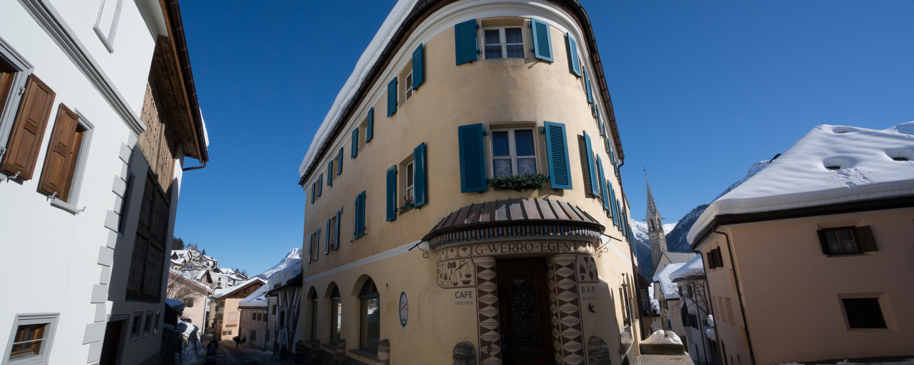 Engadiner Haus im Dorf Sent