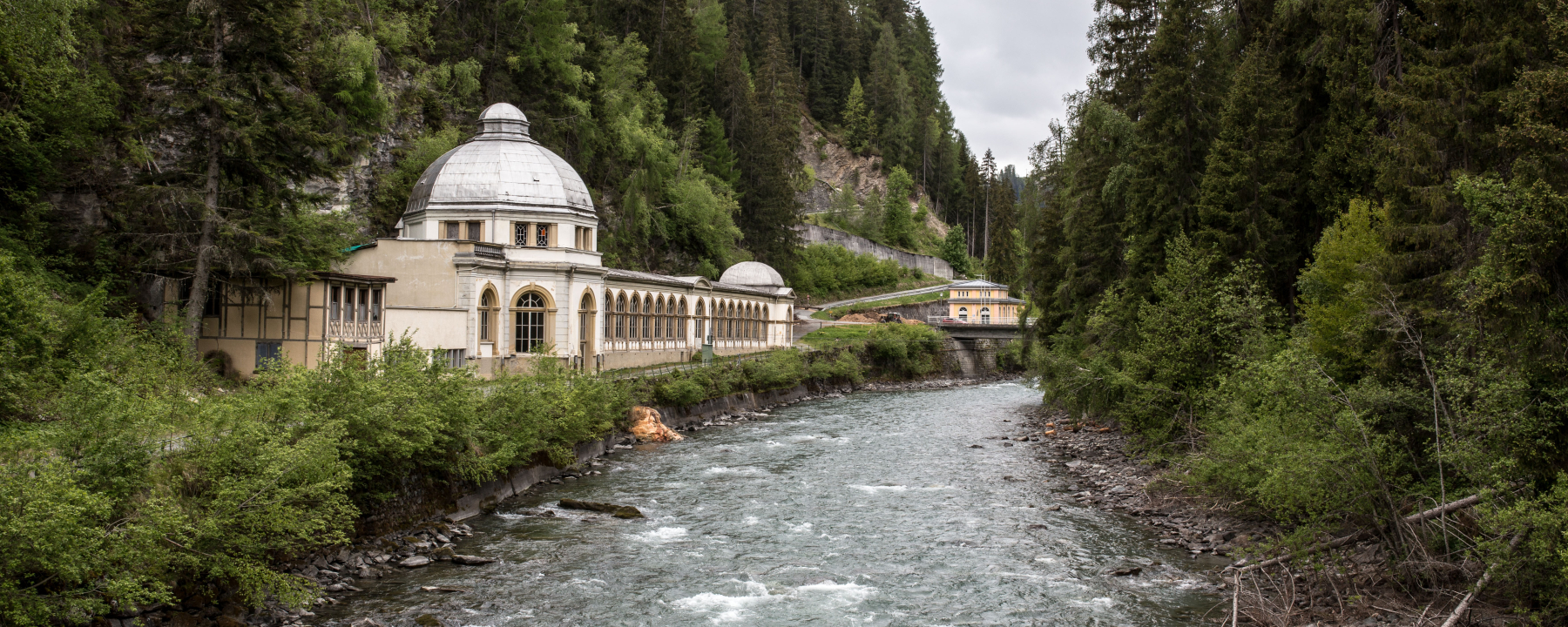 Blick auf die Büvetta Tarasp, ehemalige Trinkhalle, am Inn.