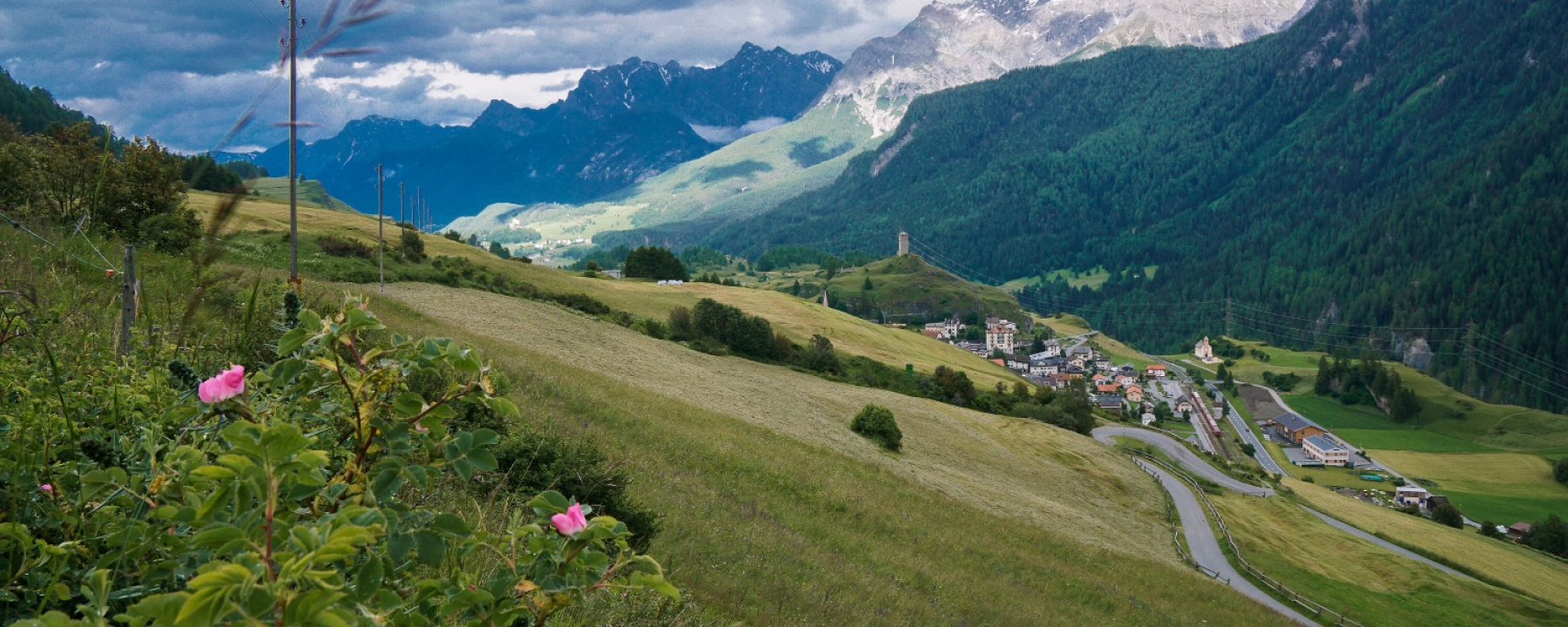 Blick über Ardez und Tarasp nach Tarasp und auf die Unterengadiner Dolomiten