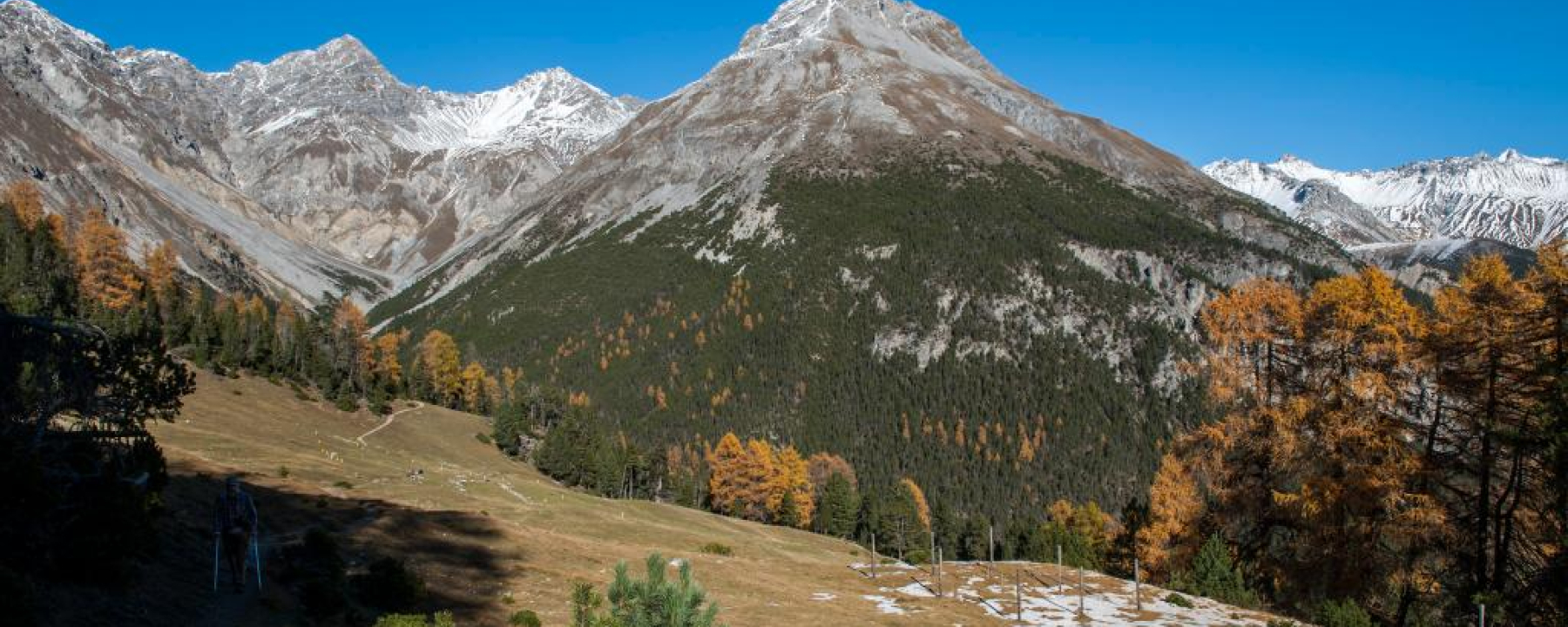 Von der ehemaligen Alp Grimmels aus dominiert linker Hand der Piz dal Fuorn.