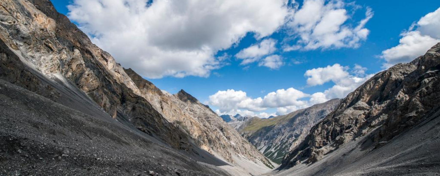 Der Abstieg durch die Val Sassa, dem Tal der Steine. Die grüne Wiese im Hintergrund ist der Murtersattel.