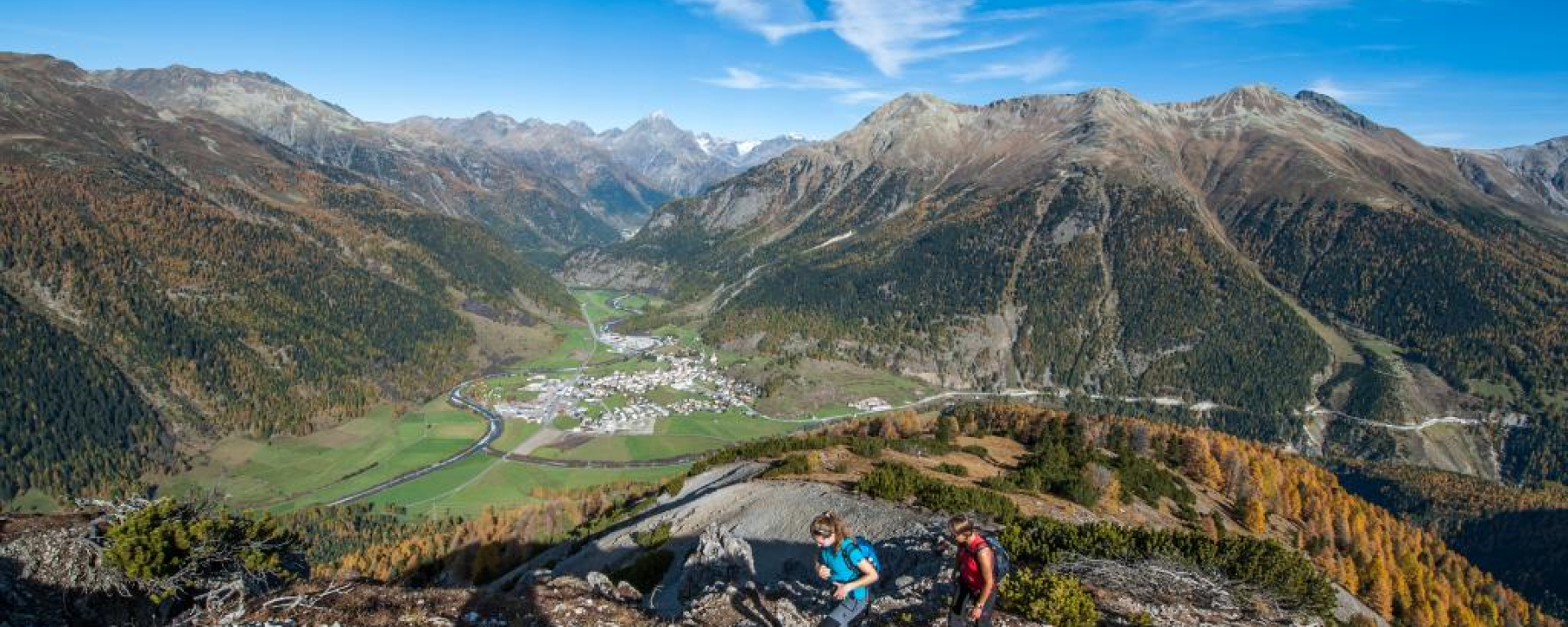 Herbstlicher Aufstieg auf den Grat von Murtaröl hoch über Zernez