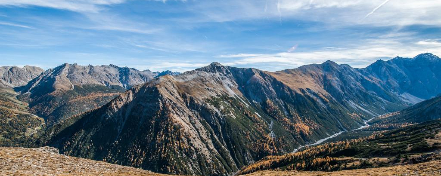 Der Grat Richtung Murtaröl bietet einen wunderbaren Ausblick in die Val Cluozza und zum Murtersattel.