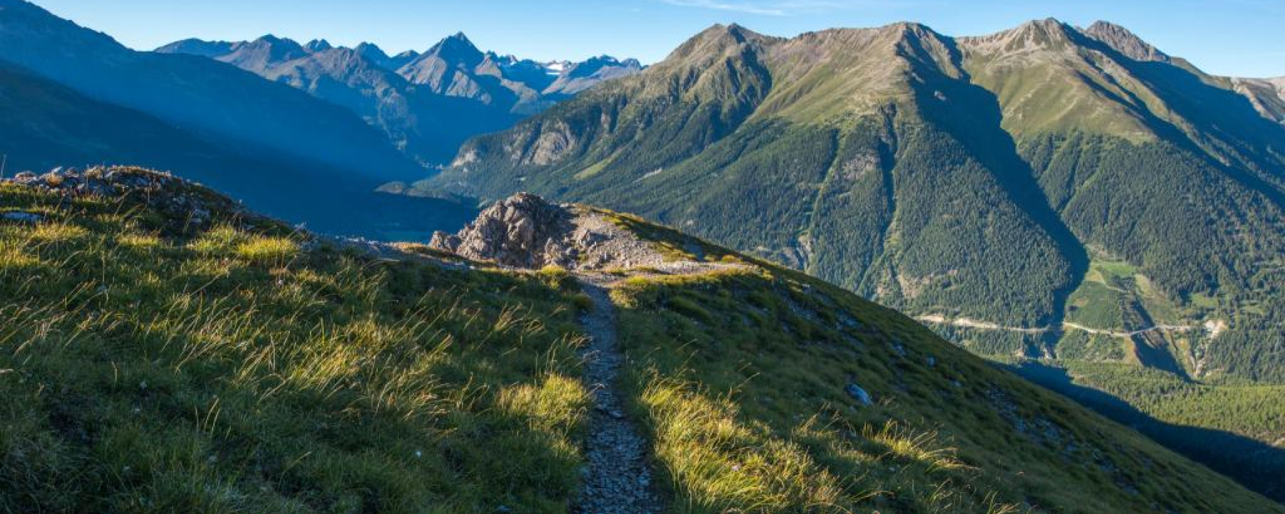 Blick vom Grat Richtung Piz Linard im Norden, dem höchsten Berg der Silvrettagruppe.