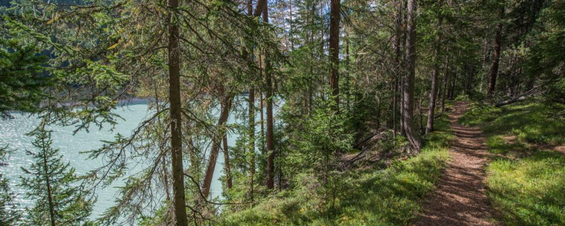 Der Weg nach Margun Grimmels führt vorbei am türkis schimmernden Wasser des Ausgleichsbeckens Ova Spin.