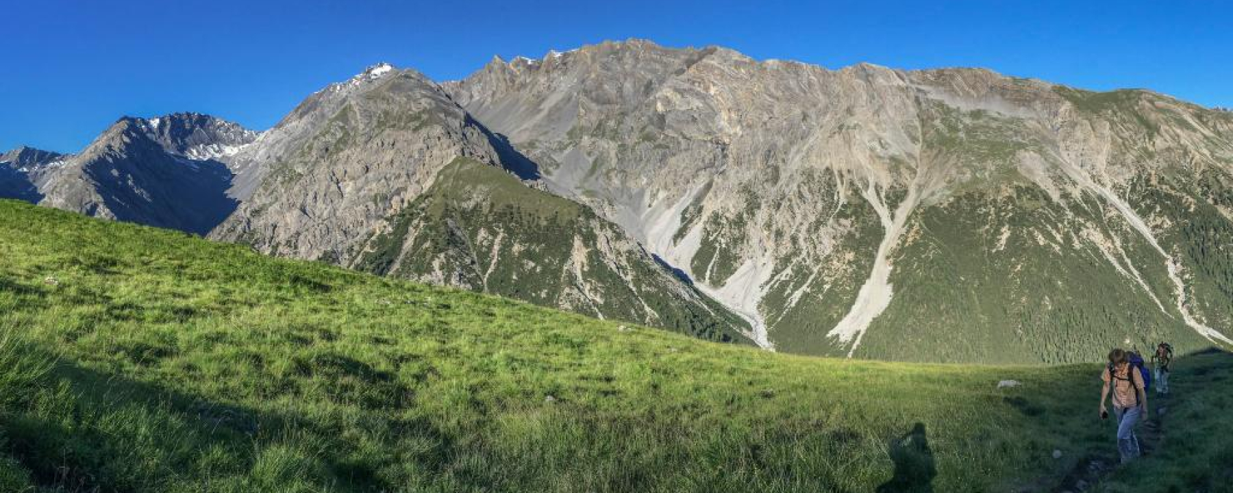 Sonnenaufgang auf der Alp Murter mit Blick in die Val Sassa und zum Piz Quattervals.