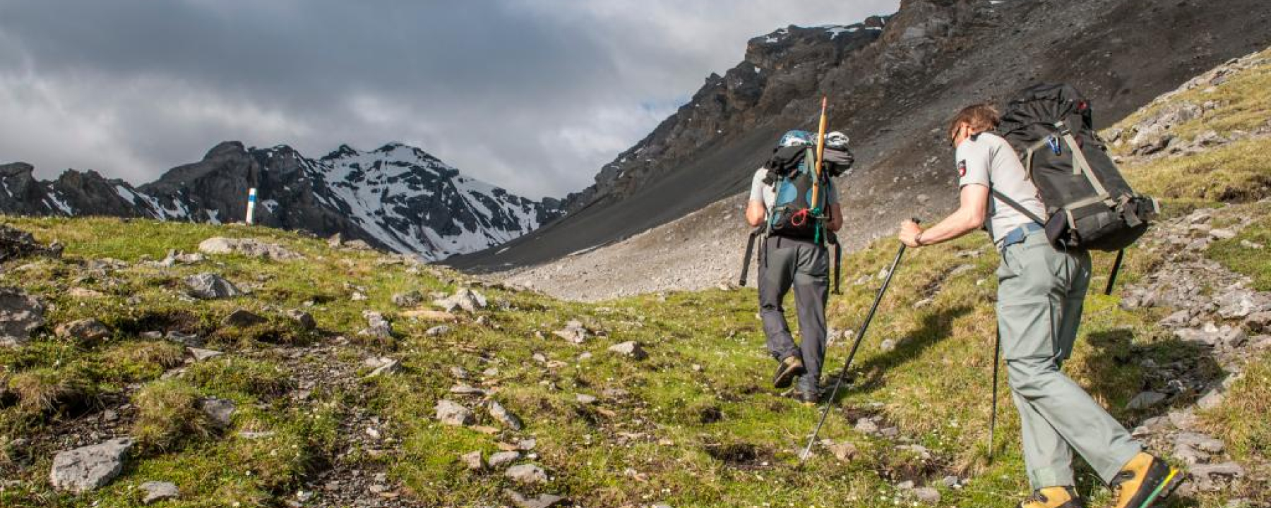 Auf 2500 m wird das Gelände etwas flacher, der Piz Quattervals ist in Sichtweite. Bald verliert sich der Weg in den Steinen.