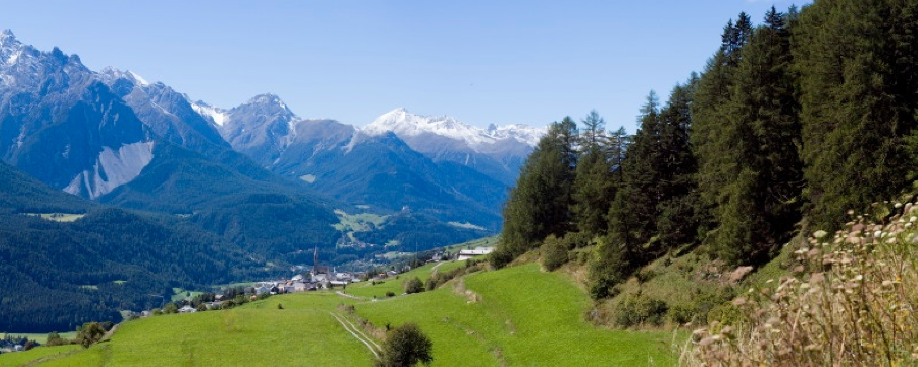 Blick über Sent auf Piz Pisoc
