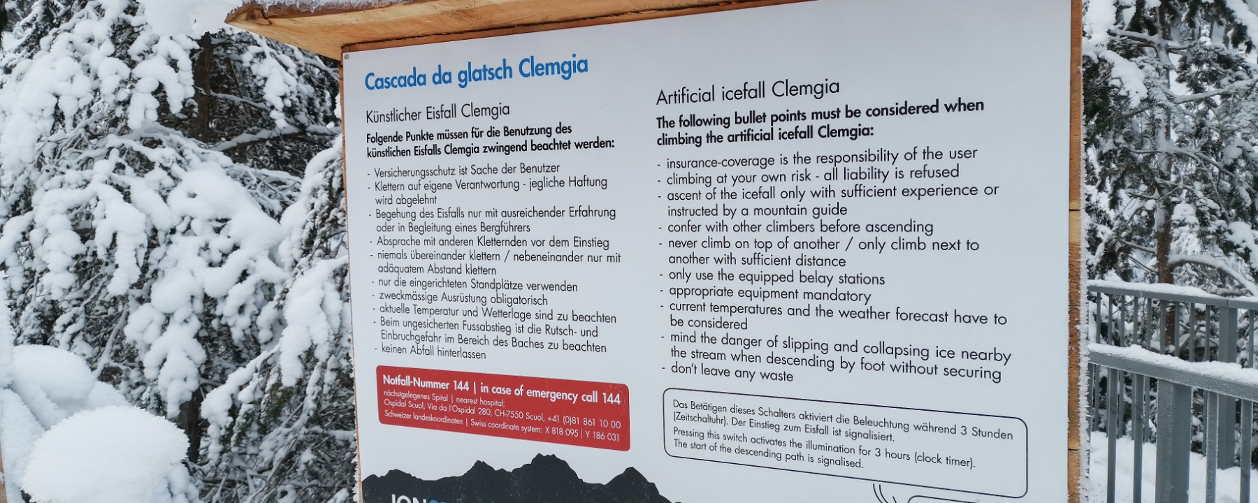 Eisklettern am Eisfall Clemgia bei Scuol im Engadin, Schweiz.