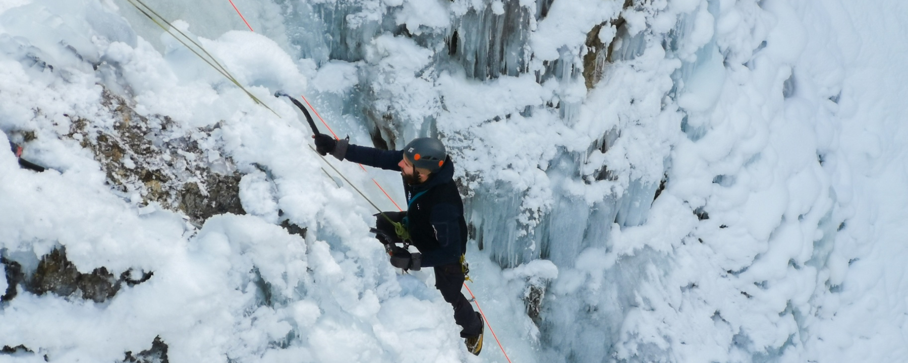 Eisklettern am Eisfall Clemgia bei Scuol im Engadin, Schweiz.