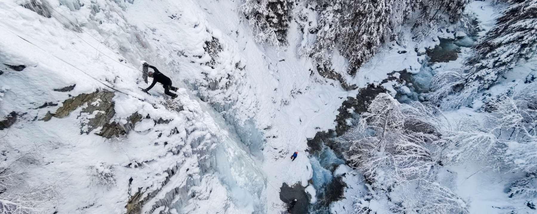 Eisklettern am Eisfall Clemgia bei Scuol im Engadin, Schweiz.