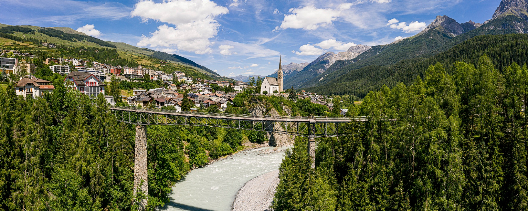 Die Gurlainabrücke über dem Inn bei Scuol.