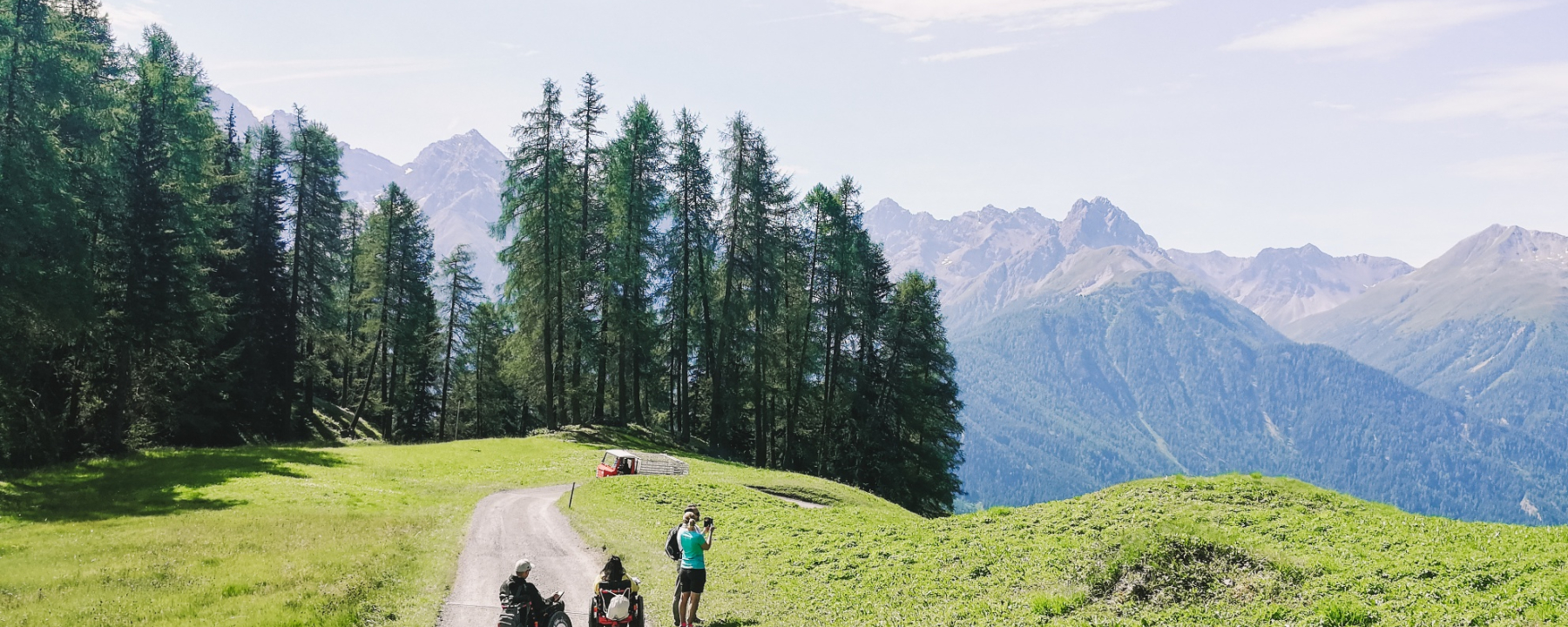 Mit dem JST Mountaindirve Rollstuhl auf dem Weg von Motta Naluns nach Ftan