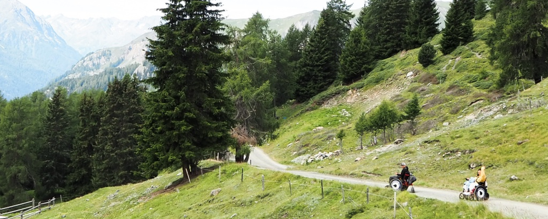 Mit dem JST Mountaindirve Rollstuhl auf dem Weg von Motta Naluns nach Ftan