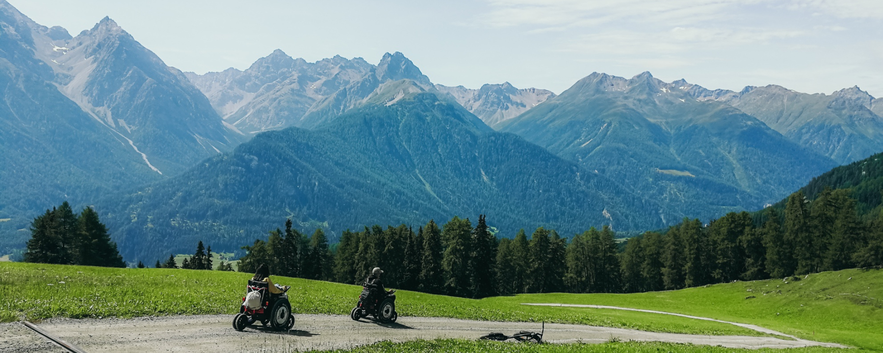 Mit dem JST Mountaindirve Rollstuhl auf dem Weg von Motta Naluns nach Ftan