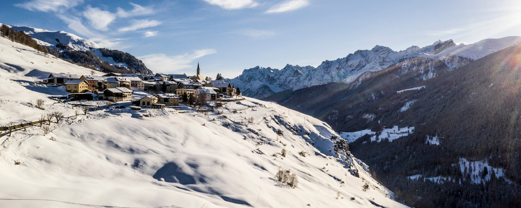 Blick auf Guarda und die umliegende Bergwelt