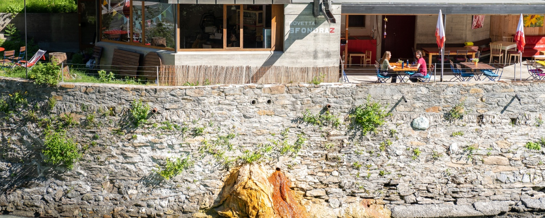 Quelltuff der Sfondraz-Quelle – Café Büvetta Sfondraz