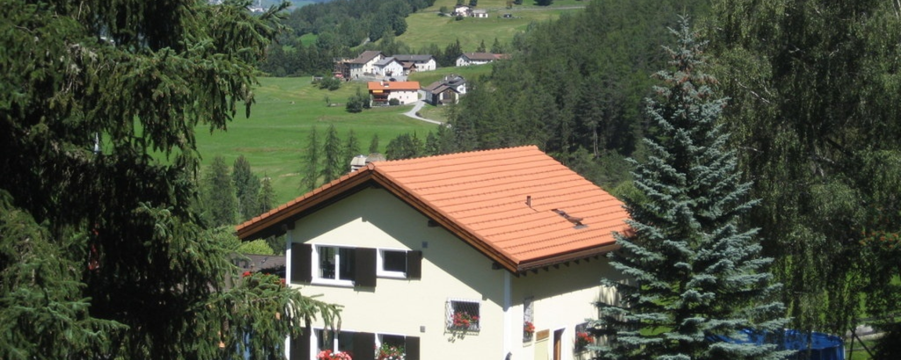 Blick nach Chaposch und Schloss