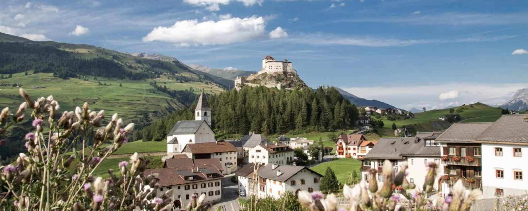 Crap Putèr: Das Schloss Tarasp beim Aufstieg im Blickfeld.
