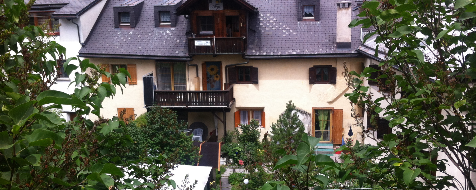 Südfassade (grosser Balkon 1. OG und 2 Dachlukarnen links = FEWG 2)