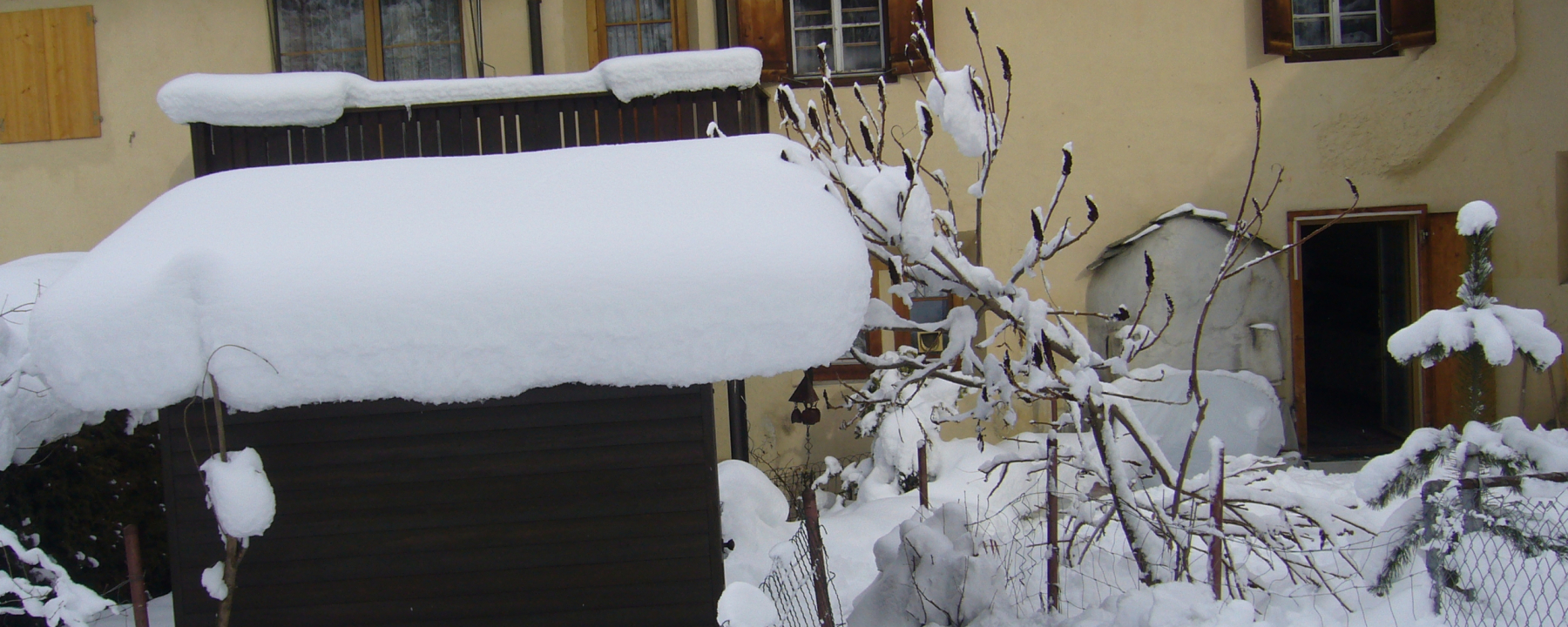 Südfassade Garten im Schnee