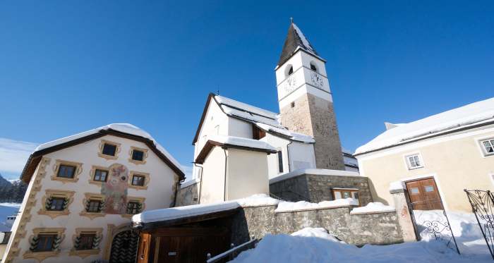 Dreifaltigkeitskirche in Tarasp Fontana.
