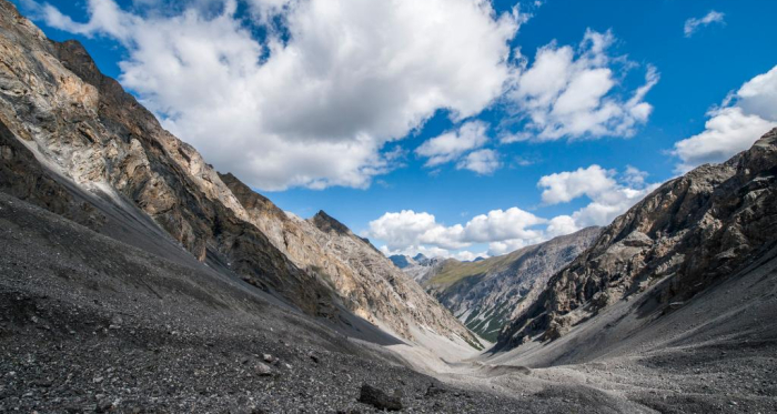 Der Abstieg durch die Val Sassa, dem Tal der Steine. Die grüne Wiese im Hintergrund ist der Murtersattel. Der Abstieg durch die Val Sassa, dem Tal der Steine. Die grüne Wiese im Hintergrund ist der Murtersattel.