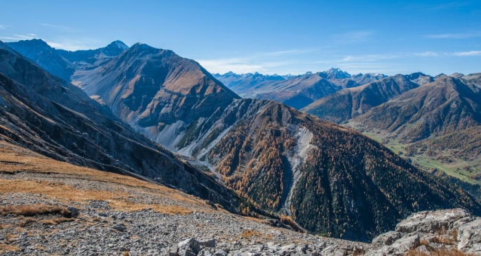 Blick auf die Val Tantermozza von Murtaröl aus. Dieser hintere Teil des Tales kann nicht begangen werden und ist ein Paradies für Gämsen.