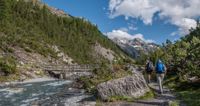 Kurz vor der Cluozza-Hütte überqueren wir die Ova da Cluozza. Von dort aus sind wir in einer Viertelstunde bei der Hütte. Kurz vor der Cluozza-Hütte überqueren wir die Ova da Cluozza. Von dort aus sind wir in einer Viertelstunde bei der Hütte.