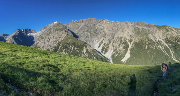 Sonnenaufgang auf der Alp Murter mit Blick in die Val Sassa und zum Piz Quattervals.