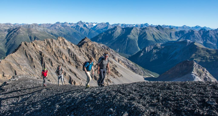 Auf dem Gipfelgrat des Piz Quattervals, Blick nach Norden. Im Mittelgrund der Spi da Tantermozza, im Hintergrund die Berge der Silvrettagruppe. Auf dem Gipfelgrat des Piz Quattervals, Blick nach Norden. Im Mittelgrund der Spi da Tantermozza, im Hintergrund die Berge der Silvrettagruppe.
