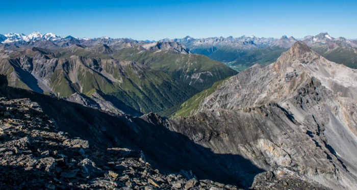 Blick vom Piz Quattervals nach Süden. Rechts der Piz d’Esan, in der Mitte die Val Trupchun und hinten die Dörfer Madulain und La Punt im Oberengadin. Blick vom Piz Quattervals nach Süden. Rechts der Piz d’Esan, in der Mitte die Val Trupchun und hinten die Dörfer Madulain und La Punt im Oberengadin.