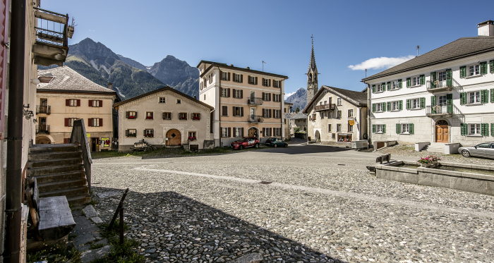 Dorfplatz "Plaz" in Sent