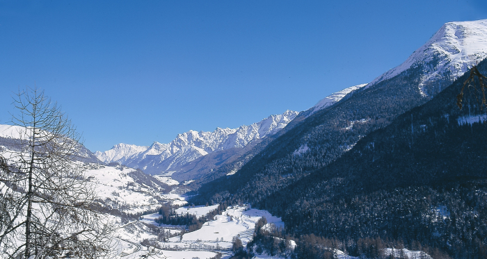 Blick von der Schlittelpiste auf Lavin.