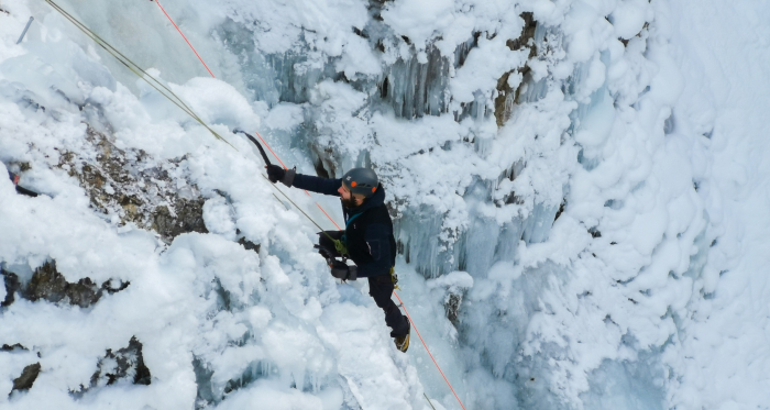 Eisklettern am Eisfall Clemgia bei Scuol im Engadin, Schweiz.