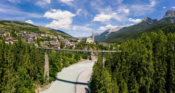 Die Gurlainabrücke über dem Inn bei Scuol.