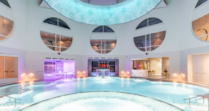 Baden im Mineralbad Bogn Engiadina Scuol, Engadin