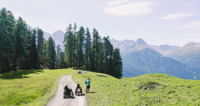 Mit dem JST Mountaindirve Rollstuhl auf dem Weg von Motta Naluns nach Ftan Mit dem JST Mountaindirve Rollstuhl auf dem Weg von Motta Naluns nach Ftan