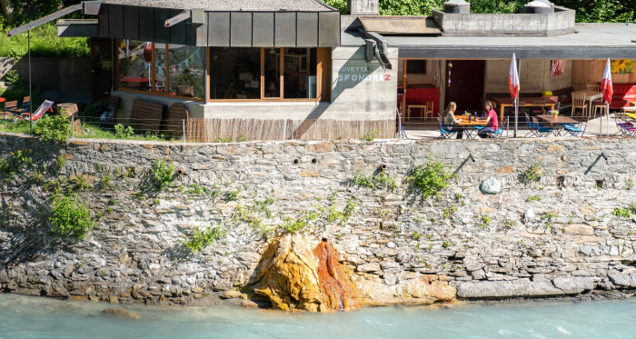 Quelltuff der Sfondraz-Quelle – Café Büvetta Sfondraz Quelltuff der Sfondraz-Quelle – Café Büvetta Sfondraz