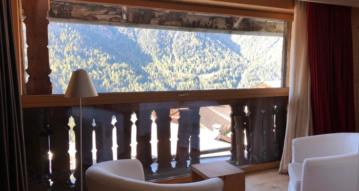 Stube mit Blick auf die Berge