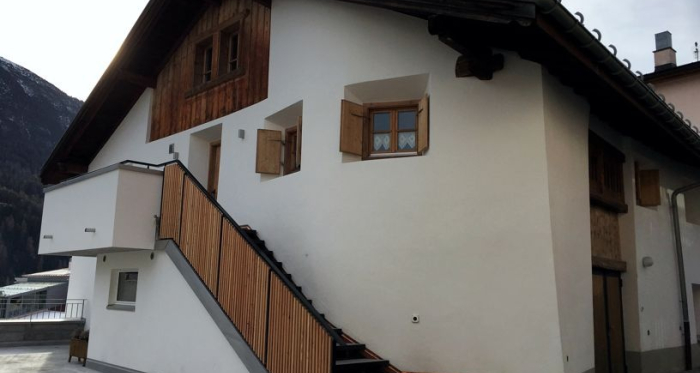 Haus mit Treppenaufgang zur Wohnung