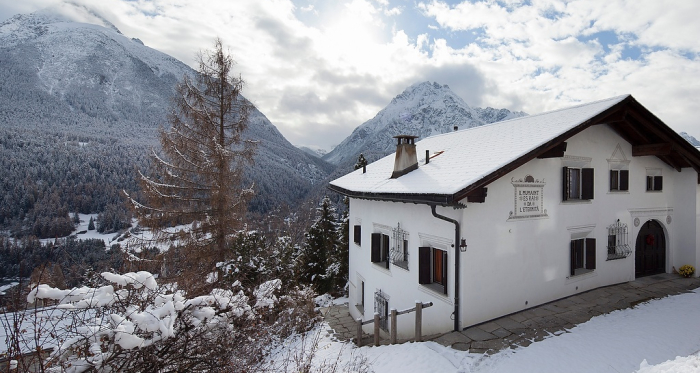 Die Chasa Diala, ein Engadinerhaus in Hanglage mit herrlichem Blick nach Süden in die Berge. Die Chasa Diala, ein Engadinerhaus in Hanglage mit herrlichem Blick nach Süden in die Berge.