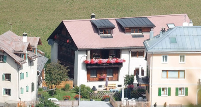 Übersichtsaufnahme mit Gartensitzplatz