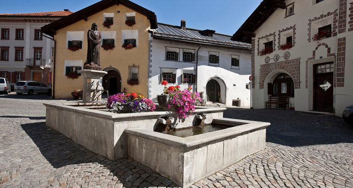 Scuol sot im Sommer