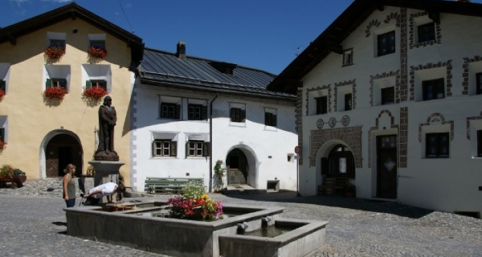 Haus mit Brunnen