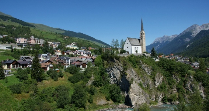 Scuol mit Kirche