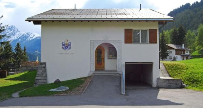 Blick auf Haupteingang/Garage/Vorplatz